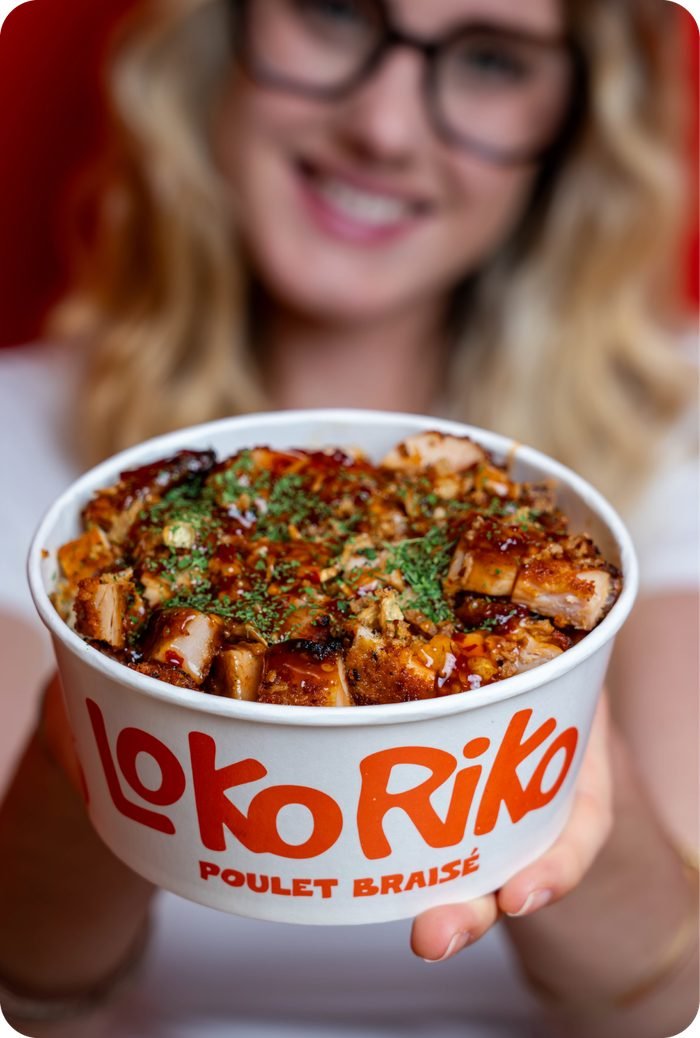 Cliente tenant un bowl LokoRiko