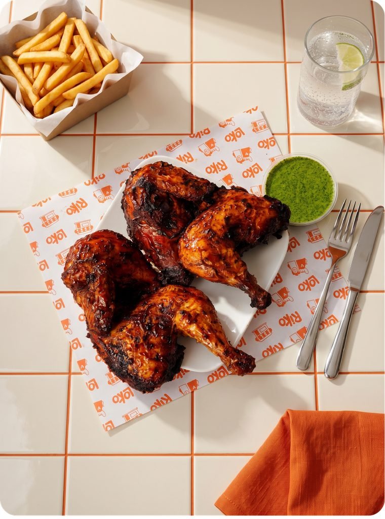 Poulet entier braisé, frites et sauce