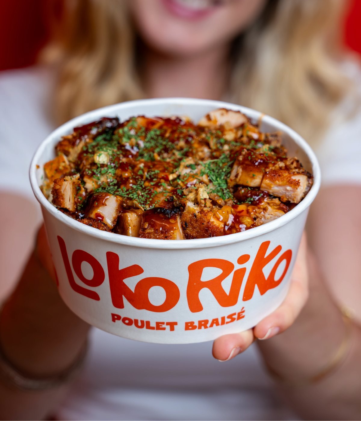 Cliente tenant un bowl LokoRiko Poulet Braisé
